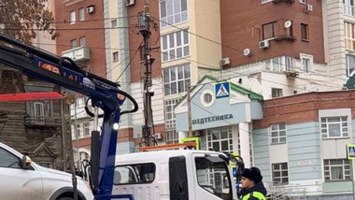 У пьяного водителя в Самаре отобрали «Mersedes» и отправили на СВО  Сотрудники ГИБДД остановили автомобиль, попросили водителя пройти медицинское освидетельствование, но мужчина отказался. По словам инспекторов, у него были явные признаки употребления алкоголя. Позднее выяснилось, что его лишали прав за такое же нарушение, и срок этого наказания еще не истек.  "Установлено, что ранее он уже был подвергнут административному наказанию и ему было запрещено садиться за руль", — сообщила пресс-служба ФССП Самарской области.  Суд в итоге признал жителя Самары виновным в совершении преступления по ст. 264.1 УК РФ. Помимо основного наказания, судья постановил конфисковать автотранспортное средство, на котором было совершено преступление. Судебные приставы Советского района завели исполнительное производство и передали автомобиль в воинскую часть, чтобы потом отправить в зону СВО.   : ГТРК Самара