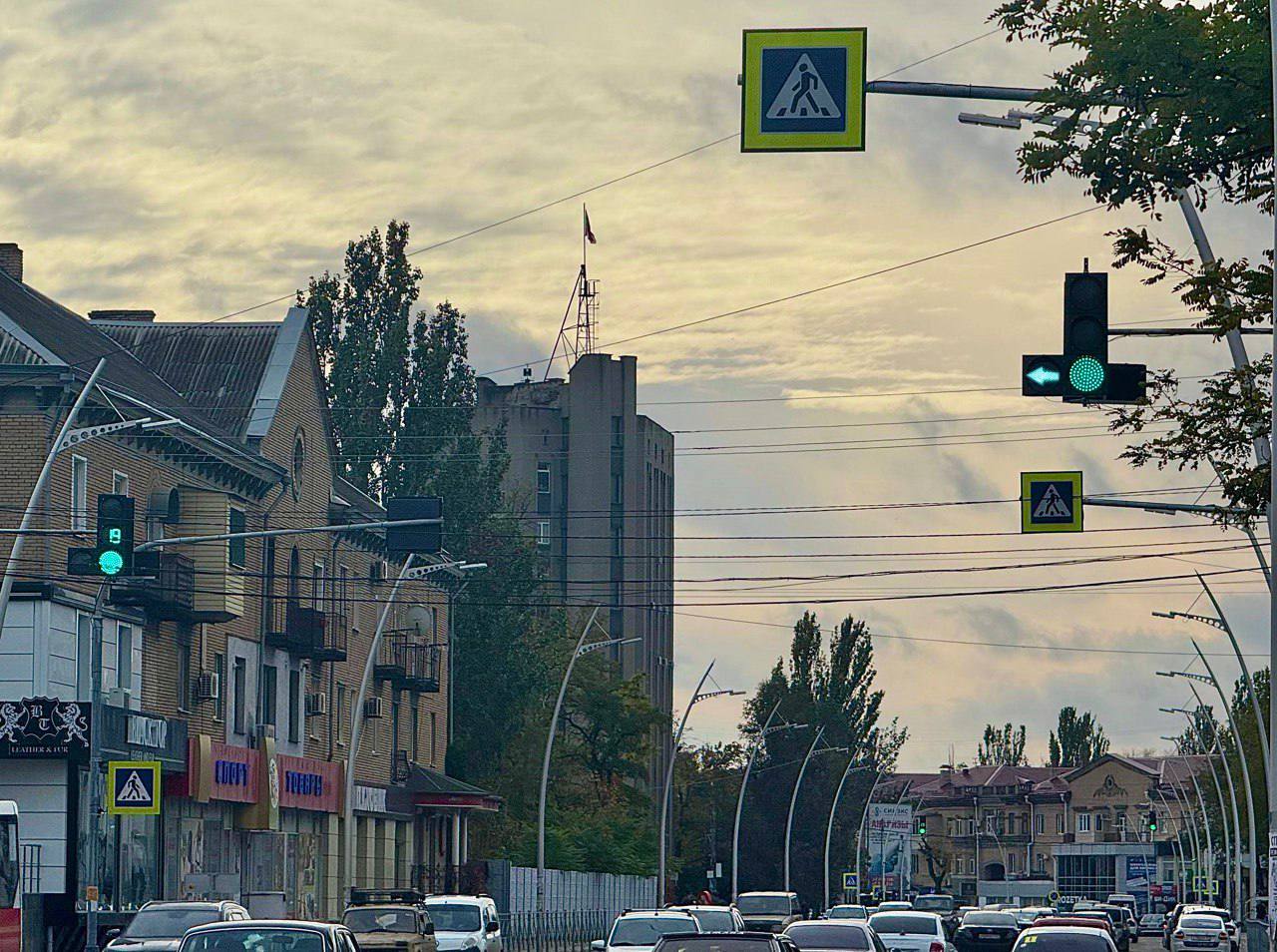 В городе Мелитополе на перекрёстке проспекта Богдана Хмельницкого и улицы Екатерины Великой светофорный объект оборудовали дополнительными секциями для осуществления беспрепятственного поворота налево Такое решение было принято Комиссией по безопасности дорожного движения Данные работы позволят увеличить пропускную способность перекрёстка Госавтоинспекция Запорожской области напоминает что согласно п 6 3 ПДД РФ сигналы светофора выполненные в виде стрелок красного желтого и зеленого цветов имеют то же значение что и круглые сигналы соответствующего цвета но их действие распространяется только на направление указываемое стрелками При этом стрелка разрешающая поворот налево разрешает и разворот если это не запрещено соответствующим дорожным знаком Такое же значение имеет зеленая стрелка в дополнительной секции Выключенный сигнал дополнительной секции или включенный световой сигнал красного цвета ее контура означает запрещение движения в направлении регулируемом этой секцией За проезд перекрестка на запрещающий сигнал светофора предусмотрен административный штраф 1500 рублей а за повторное нарушение в течение года наложение административного штрафа в размере 7 500 рублей или лишение права управления транспортными средствами на срок от 4 до 6 месяцев