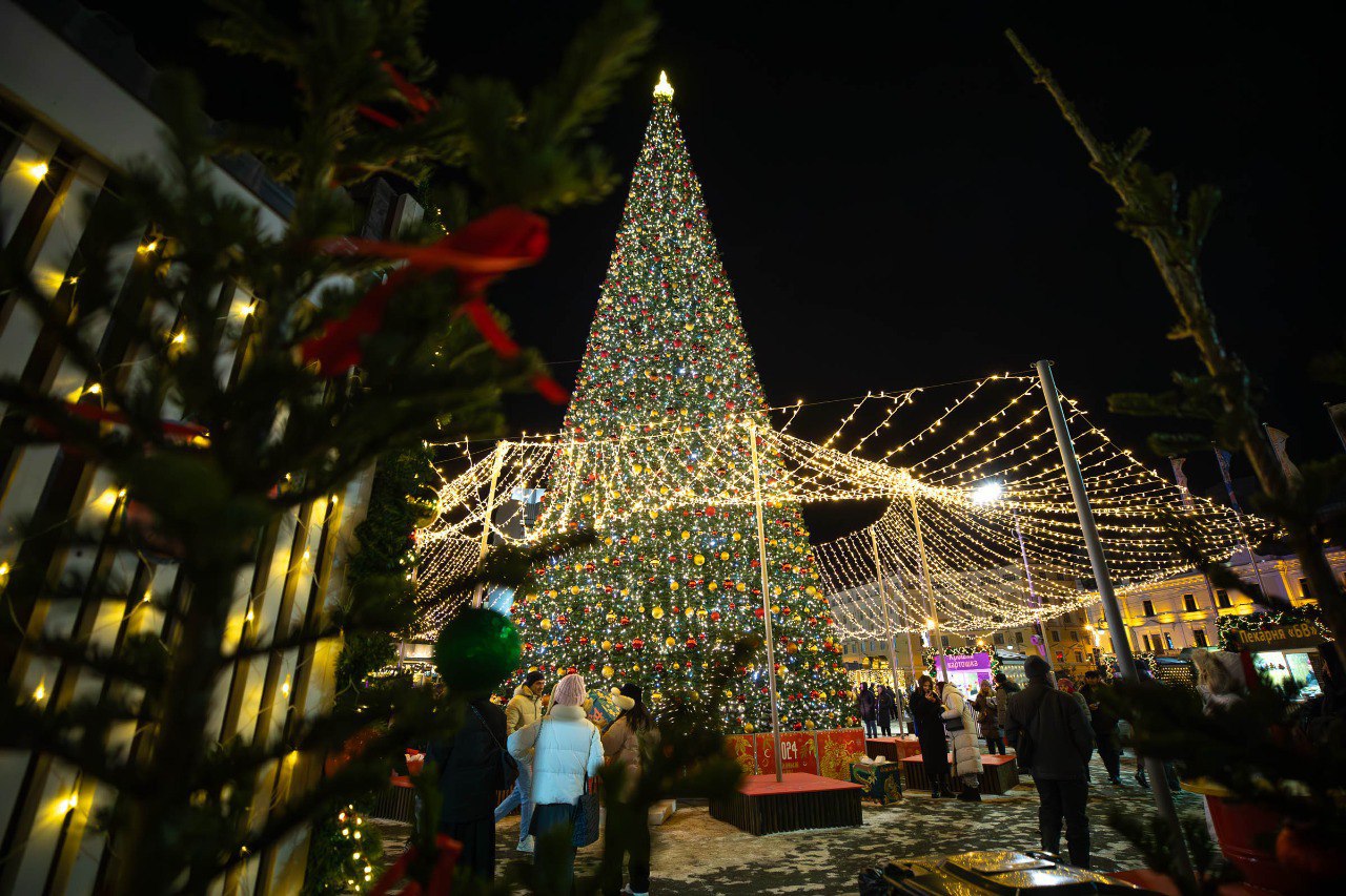 Владивосток начинает подготовку к Новому году Завтра на центральной площади начнется монтаж главной городской елки Планируется что 20 метровая красавица украсит новогодний городок уже в первой половине декабря Также в этом году на праздничной площади будут работать каток различные фотозоны фудкорт ярмарка ремесленников и другие локации dalnevostochnyi