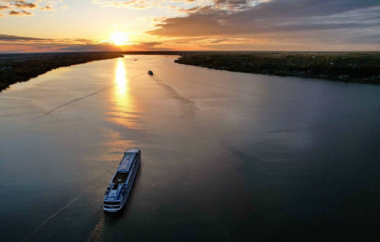 Популяция воблы восстанавливается запрет на промысел этого вида дает результаты Состояние популяций водных биоресурсов и рекомендации отраслевой науки обсудили на заседании Волго Каспийского научно промыслового совета под председательством заместителя руководителя Росрыболовства Василия Соколова Главное Введеный в 2025 году полный запрет на вылов воблы оказал положительное влияние на естественное воспроизводство этого вида Благодаря этой мере большее количество рыбы смогло пройти на нерест выше по течению Волги Отмечено увеличение размеров производителей Кроме того запрет на мелкоячейные неводы в сложившихся условиях половодья способствовал росту протяженности миграций Впервые за последние годы вобла дошла до нерестилищ Волго Ахтубинской поймы Ученые Волжско Каспийского филиала подведомственного Росрыболовству ГНЦ РФ ФГБНУ ВНИРО фиксируют увеличение запасов полупроходных и речных видов рыб В основном рост идет за счет пресноводных видов карася густеры жереха запасы которых выросли почти в 2 раза Российские рыбаки успешно ведут промысел каспийских килек С 2021 года наша страна сохраняет лидерство по добыче этого вида на Каспии В первые три месяца 2025 г вылов обыкновенной кильки разноглубинными тралами достиг 20 9 тыс т что выше уровня этого же периода прошлого года на 10 Осенью промысел в соответствии с Правилами рыболовства возобновился за 19 дней ноября добыто около 1 7 тыс тонн больше чем за весь ноябрь 2024 г Отраслевая наука представила предложения по актуализации границ Волжского предустьевого запретного пространства которое нужно для сохранения запасов водных биоресурсов На основании полученных в ходе исследований данных ученые ВНИРО рекомендовали расширить эту акваторию Предложения будут направлены в Минсельхоз России На научно промысловом совете также рассмотрены предложения о внесении изменений в правила рыболовства для Волжско Каспийского рыбохозяйственного бассейна вопросы транспортировки и приема уловов водных биологических ресурсов и другие актуальные для отрасли темы Фото Владимир Смирнов ТАСС   Подписаться на Росрыболовство в MAX