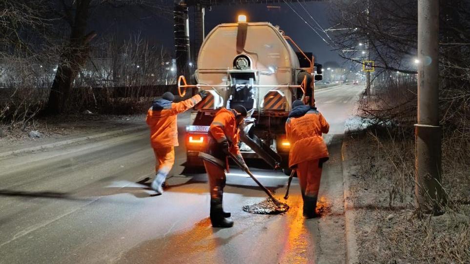 В ночь на 10 января проводилась обработка дорог во всех районах города, использовано 120 тонн реагента и 10,5 куб м. песко-соляной смеси.  Тротуары обрабатывали на улицах Белякова, Бирюзова, Чернышевского, дорога к школе № 56, Канищево, Зафабричная, Птицеводов, дорога и тротуар к школе №60/61, тротуар в районе домов №27 и №26 по Зубковой, Новоселов в районе дома №26 к.11, остановка ЦТ «Октябрьский», Предзаводская, школа №49, Зубковой, сквер Роща, Поселковская.  Ямочный ремонт литой асфальтобетонной смесью выполняли на участках улиц Разина, Халтурина, Московская, Первомайский проспект, Троицкий мост, Каширина, Соборная, Затинная, Касимовском шоссе в районе здания бывшего Мясокомбината, Касимовское шоссе. Объем выполненных работ - 76,6 кв. м.  Днем 10 января бригады мехуборки работают на улицах Маяковского и Первомайском проспекте. Продолжается сбор случайного мусора, обработка и подметание тротуаров, пешеходных зон на мостах. Бригады электриков устраняют повреждения на Касимовском шоссе и ул. 4-я Линия.