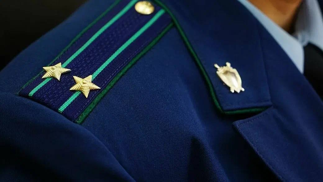 В Сысерти по требованию прокуратуры частный дом учителя газифицирован Сысертская межрайонная прокуратура по обращению жительницы пос Верхняя Сысерть 1972 г р работающей учителем в школе проверила исполнение законодательства о газоснабжении Установлено что между АО ГАЗЭКС и заявительницей в 2022 году заключен договор о технологическом присоединении оборудования дома к сети газораспределения со сроком выполнения до сентября 2023 года Несмотря на неоднократные обращениязаявительницы в организацию в установленный срок работы не выполнены Более двух лет АО ГАЗЭКС не осуществляло технологическое присоединение газопотребляющего оборудования к централизованным сетям несмотря на исполнение всех условий договора со стороны потребителя В связи с нарушением требований законодательства прокуратура генеральному директору АО ГАЗЭКС внесла представление После вмешательства надзорного ведомства права педагога восстановлены ее дом подключен к сетям газораспределения а виновное лицо организации привлечено к дисциплинарной ответственности