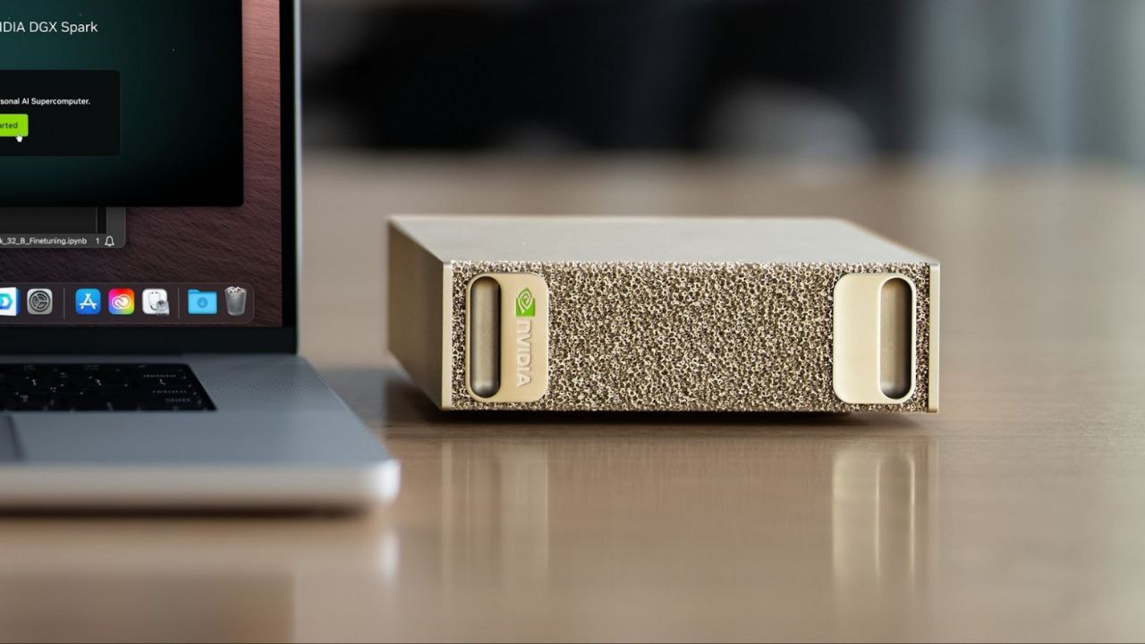 Настольный суперкомпьютер от NVIDIA NVIDIA представила DGX Spark миниатюрный ИИ кластер размером всего 15 15 5 см Внутри чип Grace Blackwell GB10 с 20 ядрами ARM графикой Blackwell 128 ГБ быстрой памяти и накопителем до 64 ТБ По мощности новинка приближается к RTX 6000 Ada но не требует серверной комнаты Всего 4000 и коробочка ваша