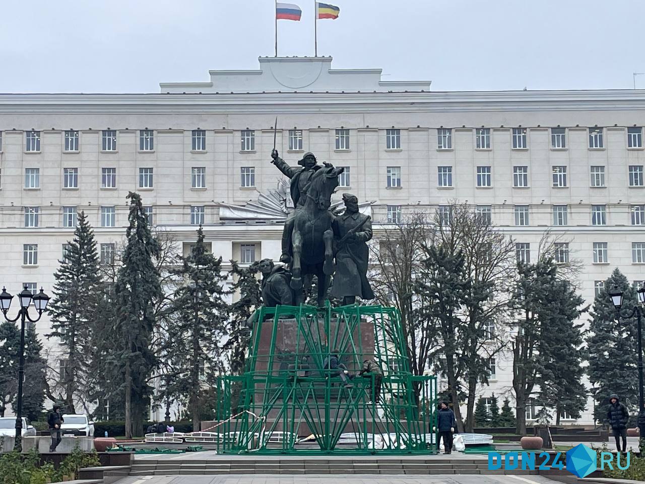 В Ростове на площади Советов начали устанавливать новогоднюю елку Фото у с памятником у здания правительства и каркасом будущей красавицы прислали в редакцию подписчики Поделиться фото или видео с ИА ДОН 24 можно через чат бот