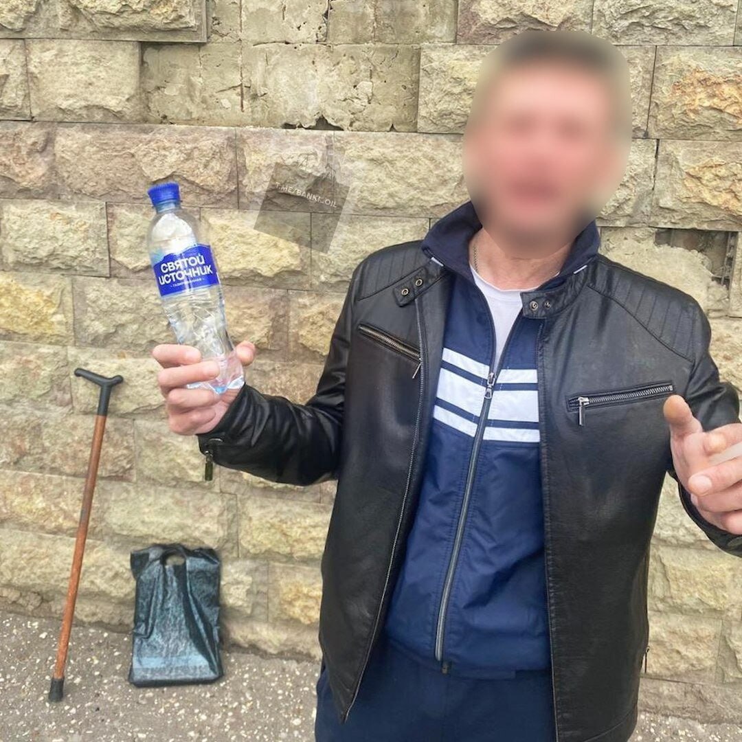 Исуса Христа ждёт суд в Казани. Мужчина с таким именем прописал у себя в квартире 45 мигрантов. Силовики схватили Исуса прямо у квартиры с бутылкой «Святого источника» в руке.