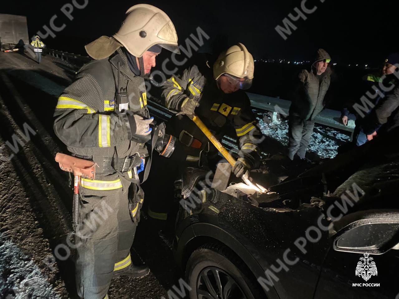 В Сарпинском районе произошло ДТП    Сегодня в 04:57 поступило сообщение о дорожно-транспортном происшествии  на 121-ом километре ФАД Р-22 "Каспий" в Сарпинском районе.    По прибытии, сотрудниками МЧС России наблюдалось касательное столкновение грузового автомобиля «Камаз» и легкового авто марки «Hyundai Creta».    Огнеборцы пожарно-спасательной части №4 произвели отключение аккумуляторной батареи на легковом авто и оказали помощь трем пострадавшим.    ‍ МЧС России напоминает:  будь внимателен за рулем;  соблюдай безопасность движения на дорогах.    МЧС России   МЧС Республики Калмыкия