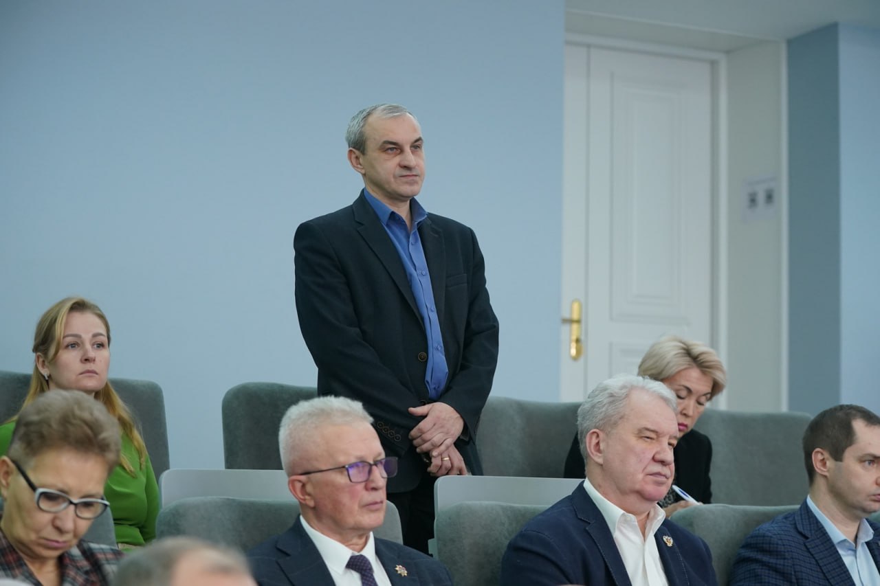 После проблем с отоплением в кузбасской Юрге отстранен от должности начальник департамента электроэнергетики региона Кузбасские власти приняли ряд кадровых решений Среди них отставка начальника департамента электроэнергетики Андрея Герасимцева Зима только началась а проблемы с отключениями электроэнергии и вопросы по отоплению жилых домов от жителей идут регулярно Их отработку считаю неудовлетворительной Впереди зимние месяцы и подход к этой работе мы будем менять прокомментировал губернатор Илья Середюк В официальном сообщении не поясняется о каких проблемах в энергетике идет речь Но в последние дни в Кузбассе произошел как минимум один серьезный инцидент связанный с отоплением на холодные батареи жаловались в городе военных Юрге а до этого стало известно о некоем несчастном случае с одним из рабочих станции По информации ООО Интеграл в связи с технической необходимостью в ночь с 11 12 25 г на 12 12 25 г ТЭЦ работала ниже температурного графика сообщал глава города Алексей Фомин Губернатор отчитывался что три котла ТЭЦ переведены на газ и на станцию доставлено 3 тыс тонн качественного угля а также о запуске еще одного котла на газ Случившееся на ТЭЦ чиновники описывали термином ситуация Поздно вечером 13 декабря Фомин сообщил что ТЭЦ вышла на нормативные параметры 90 градусов Кроме того 15 декабря чиновники сообщили о назначениях Исполняющая обязанности министра культуры и национальной политики Кузбасса Татьяна Акимова стала министром Начальник финансово экономического управления Сергей Трубицын назначен управляющим делами администрации правительства Кузбасса В Юрге проживают около 80 тыс человек В городе дислоцируются 74 я отдельная гвардейская мотострелковая бригада ВС РФ О происшествии на Юргинской ТЭЦ стало известно 11 декабря Пострадал один из рабочих его сестра рассказала о возможном взрыве Но руководство станции отрицает сам факт аварии а мужчина попал в больницу с ожогами якобы из за несчастного случая Теплоэлектростанцией управляет московская компания Интеграл хотя позиционирует себя как единая теплоснабжающая организации Юрги Фирма по данным сервиса Контур Фокус принадлежит Собиру Рахимову Подписаться Прислать новость Помочь бустами