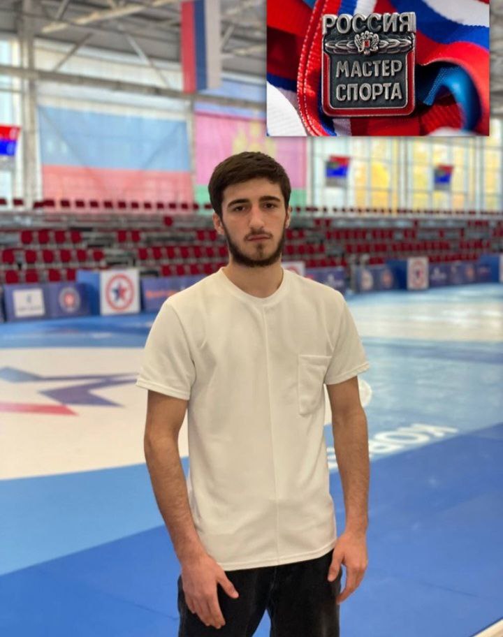 Спортсмену из Апшеронского района Артуру Раганяну присвоено звание "Мастер спорта России" по самбо! Высокое спортивное звание утверждено приказом Министерства спорта РФ от 30 июня 2025 года. Примечательно, что первым тренером спортсмена является Юрий Николаевич Калабашкин, тренер-преподаватель спортивной школы "Авангард". Поздравляем Артура и его первого тренера с заслуженным званием! Апшеронский рабочий