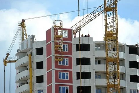 Доля теневой экономики в строительной сфере Узбекистана оценивается в 41 это 97 трлн сумов Недоплаченные налоги составляют 1 2 трлн сумов а выявленные хищения 203 млрд сумов В 2024 году в отрасли больше половины сотрудников трудились неформально 322 тыс против 294 тыс официально занятых Из за занижения объемов работ на 914 стройках бюджет недополучил 243 млрд сумов а несвоевременная постановка на учет 1 5 тыс завершенных объектов лишила его еще 200 млрд сумов налогов на землю и имущество