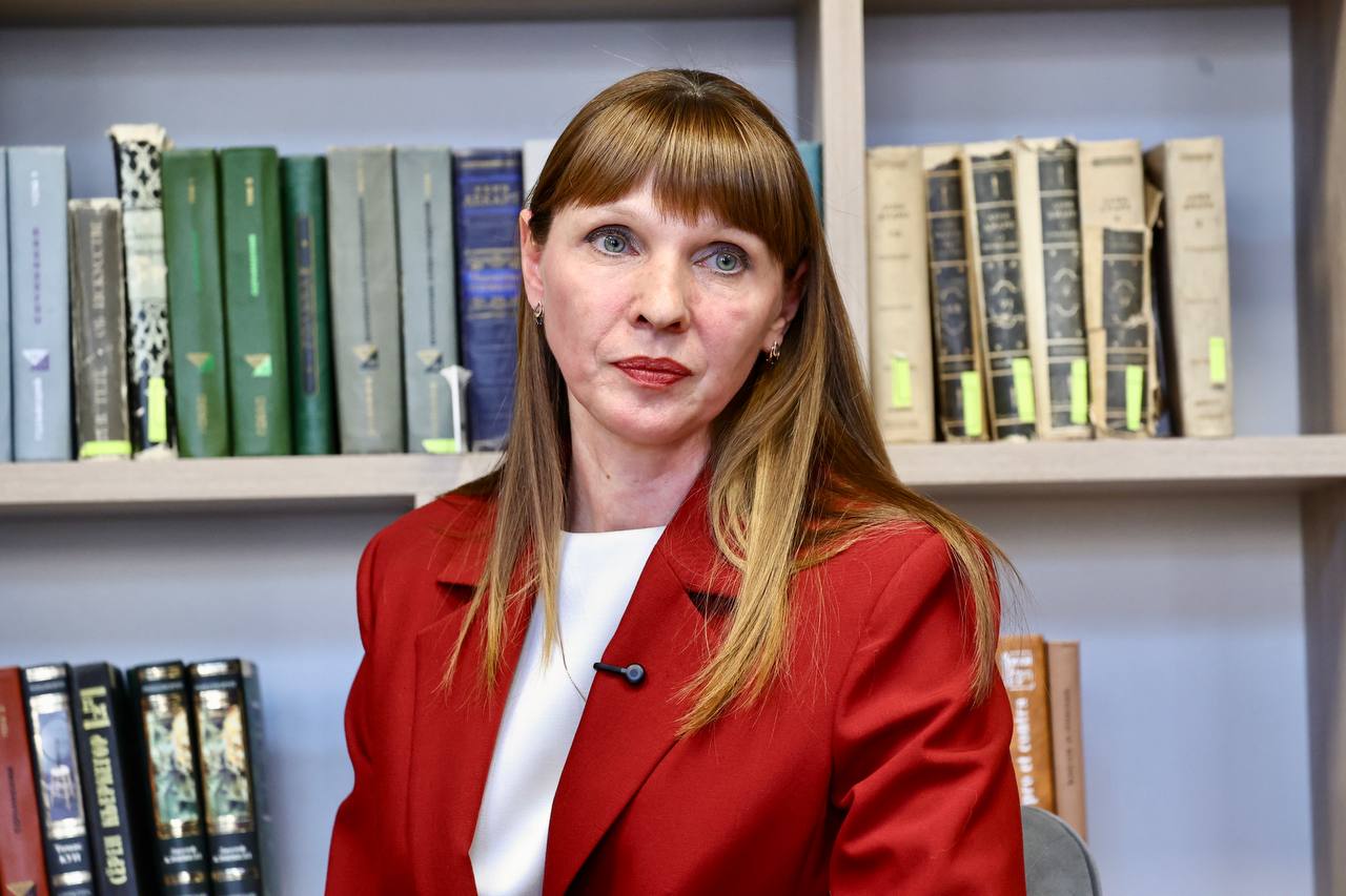 Южноуральские поликлиники строятся по дизайнерским проектам Об этом на программе Большая редакция медиахолдинга Гранада Пресс рассказала министр здравоохранения региона Татьяна Колчинская В области реализуется множество проектов связанных с модернизацией первичного звена В 2025 году было запланировано 98 объектов для ремонта и строительства На сегодняшний день уже завершены 85 объектов а 13 находятся на завершающей стадии выполнения ремонтных и строительных работ Огромные изменения произошли в плане подходов к ремонтам и стройкам Медицинские организации сами начинают моделировать свои будущие учреждения оформлять их дизайнерскими проектами Что радует что министерство строительства тоже прониклось этой историей потому что у нас очень много ремонтируется и строится для детей отметила Татьяна Колчинская eugenejut