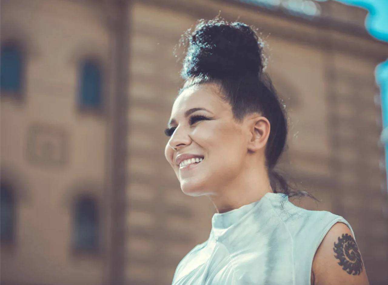 Певица Ёлка во время выступления на российском Золотом граммофоне в Москве убрала упоминание Украины из песни Прованс Сама певица родилась в украинском Ужгороде Вместо строчки завтра в 7 22 я буду в Борисполе сидеть в самолёте и думать о пилоте певица спела завтра в 7 22 я буду лететь к тебе сидеть в самолёте и думать о пилоте Киевский аэропорт Борисполь закрыт после начала СВО на Украине