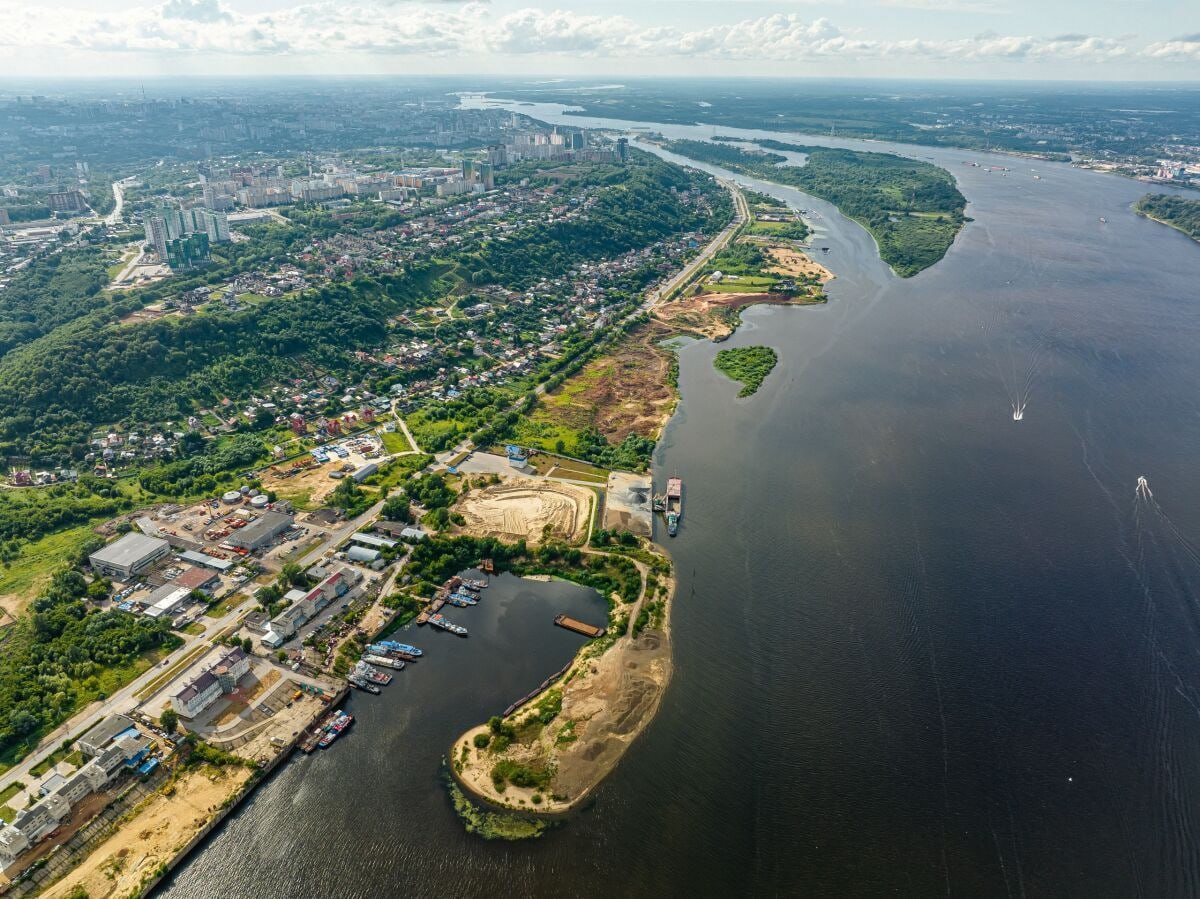 Level Group забрала КРТ в Нижнем Новгороде. Девелопер освоит участок общей площадью 10,5 га. Застройщик стал единственным участником аукциона за 368,8 млн руб. Рядом строится проект "GloraX Premium Гребной канал". Проект КРТ предусматривает создание общегородской благоустроенной набережной, связывающей набережную Гребного канала с центром города, общественных пространств, спортивной и социальной инфраструктуры, гостиницы. К 2030 году должны быть построены школа и детский сад. Планируемый срок реализации — 15 лет. ™ Домострой