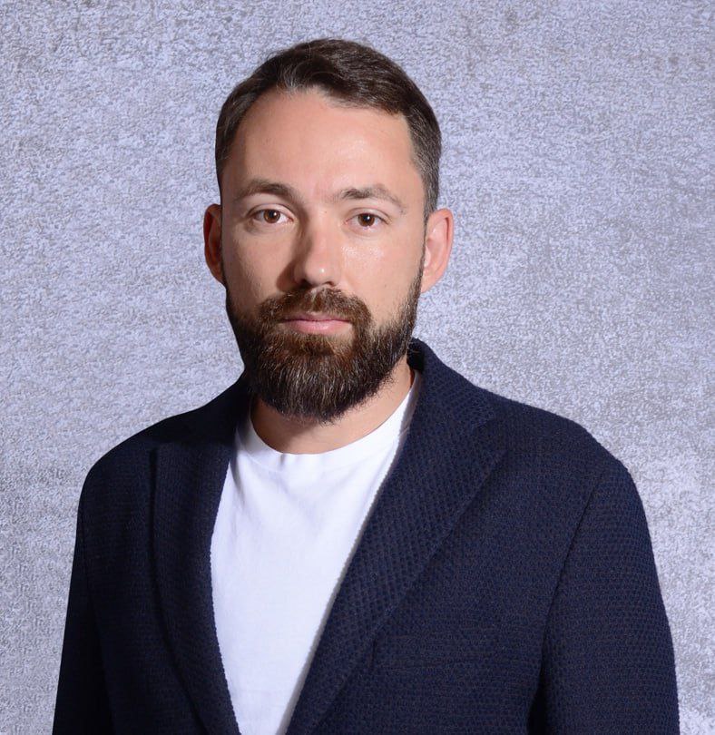 Российская Ассоциация специалистов по связям с общественностью проведет не менее 70 мероприятий в 2026 году треть из которых пройдут в крупных регионах России Об этом рассказал первый вице президент РАСО Олег Полетаев на общем заседании Ассоциации Этот год год 35 летия Ассоциации Мы сформировали программный комитет и наша главная идея состоит в том чтобы его годом связи с общественностью в России Центральное мероприятие будет около юбилейной даты в самом начале июля и мы амбициозно рассчитываем пригласить всех ключевых представителей индустрии органов и крупнейших компаний Мы хотим не только получить ваше внимание к этим направлениям но и вашу поддержку Мы хотим чтобы вы активно включались вносили свои предложения Итоговая программа 2026 года будет сформирована к концу января отметил Полетаев Он добавил что в 2026 году РАСО намерена провести не менее 12 мероприятий для студентов и молодых специалистов а также продолжить работу по регуляторике связанной с разделением рекламы и информированием общества Презентации выступающих по ссылке РАСО ДниPR2025 rasopr