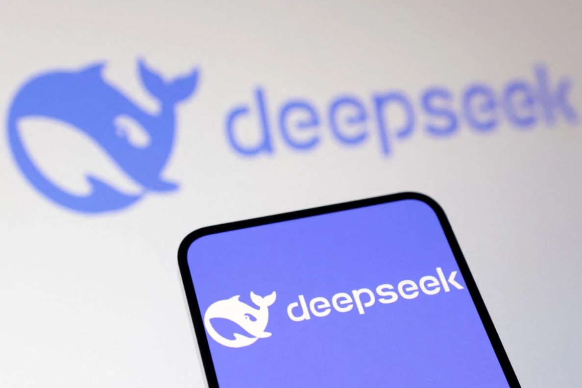 DeepSeek подал заявку на регистрацию бренда в России  Китайская ИИ-компания Hangzhou DeepSeek Artificial Intelligence Co. подала заявки на регистрацию в Роспатент. Заявки поданы в двух вариантах — словесном и изобразительном.  Товарный знак регистрируется по одному классу товаров и четырем классам услуг по международной классификации. Среди них — услуги обучения, развлечения и отдыха людей, выпуск электронных носителей информации, человекоподобных роботов с ИИ и мобильные приложения.     Новости Китая   ЭКД