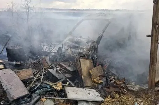 За прошедшие сутки в Амурской области потушили 20 пожаров Из них в 14 случаях горела сухая растительность На восьми возгораниях работали силы и средства МЧС В Белогорске в районе Горбатого моста и на улице Авиационной горели хозяйственная постройка гараж и вещи на частных подворьях Общая площадь возгорания построек составила 144 квадратных метра сухой травы 10 гектаров Пожар тушили четыре расчета три из них от МЧС Пострадавших нет В Свободном на улице Октябрьской у озера Военного три боевых расчета в том числе два от МЧС ликвидировали пал травы на трех гектарах В Завитинске у Среднего кладбища два расчета потушили сухую траву на четырех гектарах сообщает ГУ МЧС России по Амурской области