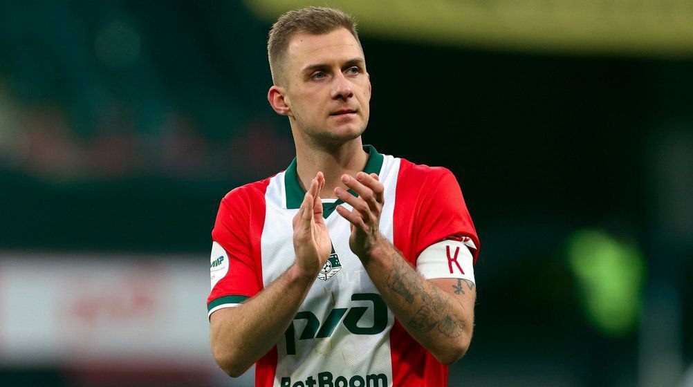 Локомотив и Баринов продолжают переговоры по новому контракту Как стало известно Дай УдаритЬ для Metaratings московский Локомотив продолжает вести переговоры с капитаном команды Дмитрием Бариновым по новому контракту Ранее Чемпионат сообщил что стороны прекратили переговоры и они не будут возобновлены По нашим данным это не так возникла лишь небольшая пауза сами переговоры проходили в продуктивном ключе Баринов является воспитанником академии Локомотива и выступает за основную команду с июля 2016 года На счету хавбека 12 голов и 26 результативных передач в 271 матче Действующее соглашение клуба с игроком рассчитано до июня 2026 года