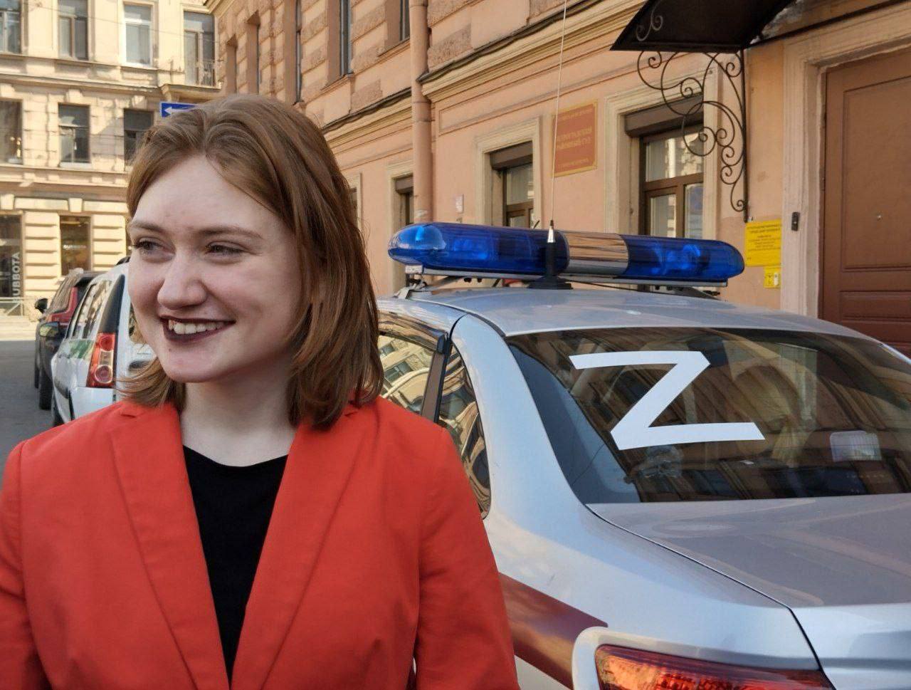 На 19-летнюю активистку Дарью Козыреву составили протокол о дискредитации армии за последнее слово в суде В Петроградский районный суд поступил протокол, составленный на Дарью Козыреву по статье о дискредитации армии ст. 20.3.3 КоАП РФ , сообщила пресс-служба судов. Козыреву хотят привлечь к ответственности за выступление на заседании. Её судили по уголовному делу за дискредитацию армии ст. 280.3 УК РФ . В последнем слове девушка раскритиковала эту уголовную статью и ситуацию в стране. Правоохранители составили протокол, почти полностью процитировав последнее её слово, рассказала «Ротонде» глава пресс-службы судов Дарья Лебедева. В середине апреля девушку приговорили к 2 годам и 8 месяцам колонии общего режима. Дело против неё возбудили после того, как она повесила на памятник Тарасу Шевченко листок с четверостишьем из его стихотворения «Завещание» и интервью изданию «Север Реалии» иноагент . Сама она вину не признала. Дарье Козыревой 19 лет. В 2022-м, когда ей было 17, она сделала протестную надпись на инсталляции о побратимстве Петербурга и Мариуполя на Дворцовой площади. Фото: Ротонда