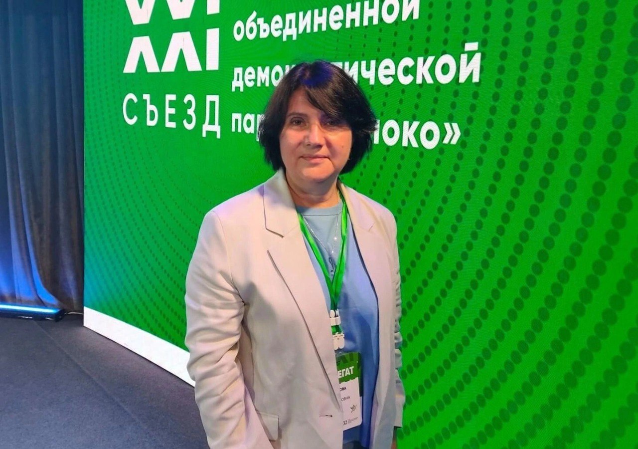 Зампреда партии Яблоко в Приморье Марину Железнякову оштрафовали на 2 миллиона за реабилитацию нацизма статья 354 1 УК РФ В ходе заседания в Приморском краевом суде пятеро присяжных признали ее виновной Громкая история началась еще в 2021 году Тогда Марина Железнякова опубликовала в личном Telegram канале пост ко Дню Победы в котором дала оценку действиям руководства СССР во время Великой Отечественной войны а также использовала словосочетание коммунистический тоталитарный режим Публикация вызвала неоднозначную реакцию у приморцев и стала предметом споров а в 2024 году в отношении Железняковой возбудили уголовное дело На сайте партии Яблоко говорилось что следствие усмотрело в посте распространение заведомо ложных сведений о деятельности СССР а у Железняковой прошли обыски с изъятием документов и техники В августе 2025 года суд приступил к рассмотрению дела а 7 ноября ей назначили Железняковой штраф в размере двух миллионов рублей с рассрочкой на 40 месяцев Председатель партии Николай Рыбаков заявил что он и сопартийцы осужденной категорически не согласны с решением суда Адвокат Сергей Валиулин намерен обжаловать решение Обвинение в реабилитации нацизма абсурдно и раздуто из исторических фактов которые ещё недавно можно было найти в школьных учебниках считает Рыбаков Сторонники Железняковой считают что она озвучивала свое личное мнение основанное на исторических фактах а следовательно не совершала вменяемое преступление Однако лингвистическая экспертиза показала что сообщение имело негативный характер Из обвинительного заключения следовало что Марина Железнякова разместив свой пост в телеграм канале совершила преступление средней тяжести против мира и безопасности человечества распространив ложную информацию для неограниченного круга лиц приводит данные из судебных документов партия Яблоко Сама Железнякова после оглашения приговора выступила с последним словом и призналась что для нее заведение уголовного дела было шоком Примечательно что старший помощник прокурора Советского района Владивостока Яна Бартылова требовала назначить штраф в размере трех миллионов рублей и дополнительно запретить зампреду реготделения Яблока на три года заниматься деятельностью связанной с публичным размещением обращений и иных информационных материалов в интернете Фото yabloko ru Подписаться