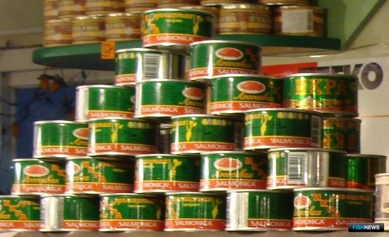 В цифровую маркировку зашили сведения о месте вылова С 2026 г через код маркировки на рыбных консервах и икре можно будет узнать район добычи сырья на основе данных ОСМ Интеграция информационных систем призвана обеспечить прослеживаемость на всем пути от вылова до прилавка отметили в ЦСМС Операторы информационных систем Росрыболовства Россельхознадзора и государственной системы маркировки Честный знак завершили межведомственную интеграцию которая позволяет проследить всю цепочку от вылова водных биоресурсов до готовой рыбной продукции в рознице Как сообщили Fishnews в пресс службе Центра системы мониторинга рыболовства и связи ЦСМС обмен данными налажен между Отраслевой системой мониторинга ОСМ ФГИС ВетИС и Честным знаком Благодаря функционалу развернутому ЦСМС Отраслевая система мониторинга которая фиксирует сведения о добыче водных биоресурсов передает данные о районе добычи ВетИС обеспечивает связку сырья выловленной рыбы и готовой продукции А Честный знак отвечает за прослеживаемость готовой рыбной продукции в части маркируемых товарных групп рыбных консервов и икры от производства до конечного потребителя Пользователям мобильного приложения Честный знак в первом квартале 2026 г станет доступна новая функция После сканирования кода маркировки на товаре можно будет получить подтверждение легальности продукции и увидеть информацию о происхождении сырья в том числе с привязкой к району добычи Хотя в эксперимент с цифровой маркировкой с ноября 2025 г включены рыбные полуфабрикаты и замороженная продукция межведомственный обмен данными и пользовательская функция в приложении относятся только к готовой маркируемой продукции рыбным консервам и икре предупредили в ЦСМС Перед специалистами центра стояла задача обеспечить передачу сведений о выловленных водных биоресурсах с указанием районов их добычи из ОСМ оператору системы маркировки Честный знак Центру развития перспективных технологий Для интеграции систем в течение 2025 г было разработано программное обеспечение и проведено тестирование в ходе которого отрабатывался протокол обмена данными По результатам трехстороннего тестирования был подтвержден успешный обмен данными и возможность выстраивания цепочки прослеживаемости продукции от места вылова до конечного потребителя Сейчас все разработанные интеграционные механизмы прошли этапы тестирования и переведены в режим опытной эксплуатации и промышленной эксплуатации отметил начальник ЦСМС Александр Михайлов Источник Fishnews