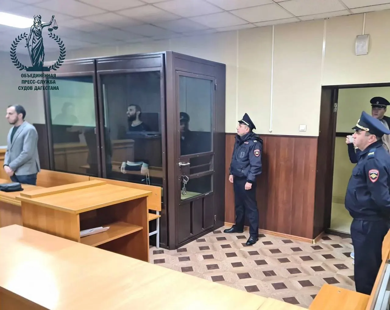 Суд арестовал мужчину напавшего на двух врачей в больнице Вишневского Советский районный суд отправил обвиняемого под стражу до 23 июня Он пробудет в СИЗО 1 месяц и 29 суток
