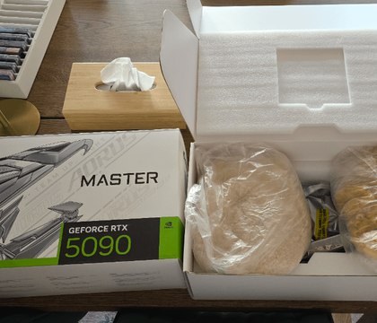 Клиент Amazon получил вместо GeForce RTX 5090 рис и макароны в коробке от видеокарты  Как сообщает Wccftech, пользователь Reddit, проживающий в Нидерландах, рассказал о произошедшей с ним возмутительной ситуации — он заказал на Amazon видеокарту NVIDIA GeForce RTX 5090 в модификации GIGABYTE AORUS Master и получил вместо нее коробку с рисом, макаронами и неопознанным старым графическим ускорителем.  Читать далее