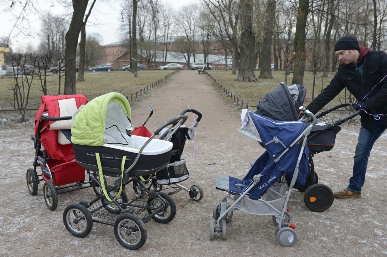 В Петербурге хотят помогать многодетным семьям с выплатой ипотеки  Соответствующий проект документа опубликован на сайте администрации Петербурга.  Речь в нём идёт о семьях, в которых проживают трое и более детей. Они могут получить поддержку города при выплате ипотеки, соблюдая ряд условий. Семья должна жить в Петербурге, а третий и последующие дети в семье должны появиться с 1 января 2025 года.  "Мера социальной поддержки предоставляется путём полного или частичного погашения обязательств по ипотечному жилищному кредиту гражданина в размере задолженности, оставшейся после получения им выплаты в соответствии с Федеральным законом, но не более 550 тыс. рублей", — говорится в тексте постановления.  Автор фото: Сергей Коляскин