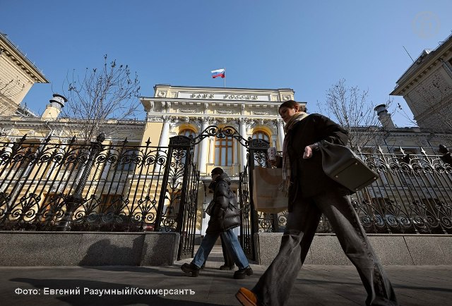 Банки блокируют перевод только в тех случаях когда деньги направляются на счет дроппера Об этом заявил руководитель службы по защите прав потребителей и обеспечению доступности финансовых услуг Банка России Михаил Мамута В случае когда операция вызывает подозрения она приостанавливается для дополнительной проверки Блокировка это только перевод в пользу лица сведения о котором содержатся в нашей антидроперской базе В противном случае речь идет о приостановке операции для выяснения каких то нюансов либо подозрения в мошенничестве либо подозрения в каких то там даже нелегальных операциях сообщил он в кулуарах конференции Банка России Фокус на клиента цитата по РИА Новости Господин Мамута подчеркнул что регулятор уделяет особое внимание тому чтобы банки улучшали коммуникацию с клиентами и быстрее решали подобные вопросы Именно на их стороне происходит как ограничение так и снятие ограничений по операциям