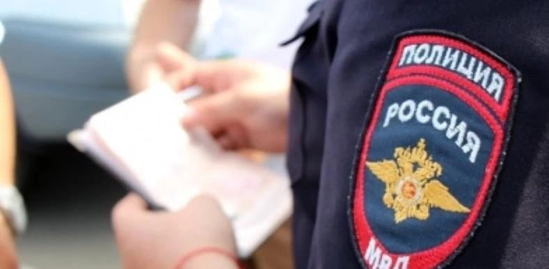 Полицейские установили челябинца, напавшего на мальчика на детской площадке Полицейские Челябинска установили и задержали подозреваемого в избиении 12-летнего мальчика. Как оказалось, на ребенка на детской площадке во дворе жилого дома по улице Комарова в Тракторозаводском районе напал ранее судимый горожанин 1983 года рождения. Мама пострадавшего ребенка обратилась с заявлением в полицию. В СУ СКР по Челябинской области возбудили уголовное дело по части первой статьи 213 УК РФ «Хулиганство». ПОДРОБНЕЕ URALPRESS.RU