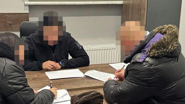 Украинский правоохранитель оказался мошенником обворовывавшим пенсионеров Под суд отправят украинского правоохранителя который вместе с сообщниками выманивал деньги у пенсионеров выдавая себя за сотрудника службы безопасности банка Об этом 27 января сообщило Государственное бюро расследований Украины