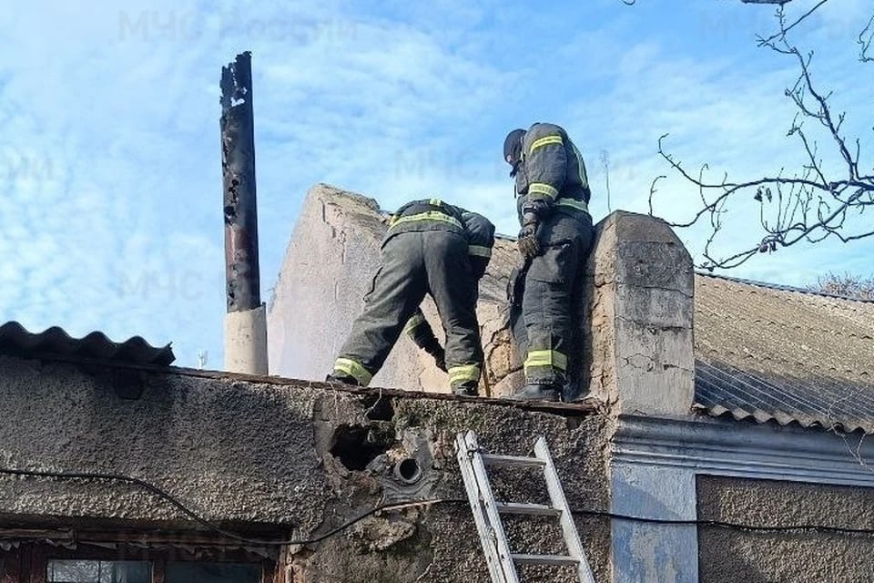 В Скадовске в частном доме произошел пожар    Утром 7 октября региональным спасателям поступило сообщение о пожаре в частном секторе Скадовска. Возгорание было ликвидировано без жертв.  - На месте происшествия работала дежурная смена шестой пожарно-спасательной части, горел индивидуальный жилой дом. В 9:49 пожар был ликвидирован, информация о пострадавших не поступала, - сообщает Главное управление МЧС России по Херсонской области.  Напомним, что сутками ранее, 6 октября, в регионе было всего одного возгорание, причем горела сухая растительность, пожар также был ликвидирован оперативно и без пострадавших.