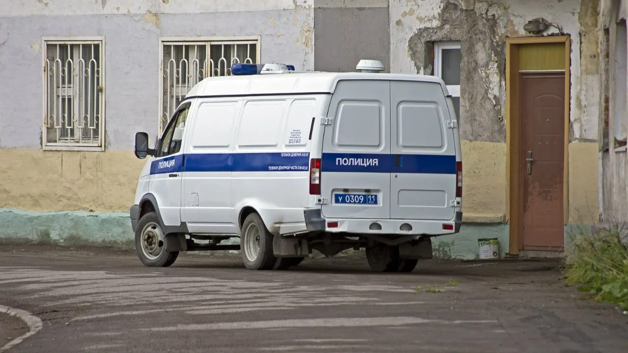 В одной из квартир Воркуты ночью пропали гаджеты. Приехавшие на место полицейские не обнаружили следов взлома, но им удалось выйти на похитителя техники.   Хозяева квартиры забыли закрыть на ночь дверь, чем воспользовался ранее судимый мужчина 1984 года рождения и похитил стоявшие на зарядке телефоны. В его отношении возбуждено дело по ч.3 ст.158 УК  «Кража, совершенная с незаконным проникновением в жилище».  ЖД.