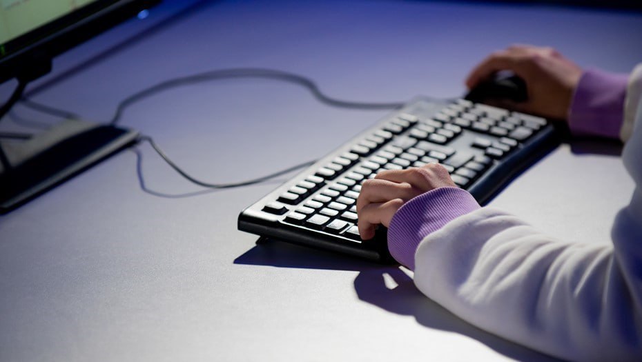 В Госдуме вынесут на обсуждение маркировку контента от ИИ Применение искусственного интеллекта недопустимо в ряде сфер считает спикер Госдумы Вячеслав Володин В частности он указал на использование ИИ в противоправных целях и введении людей в заблуждение ИИ отметил спикер Госдумы популярен не только у детей при решении задач и написании сочинений к нему прибегают даже при вынесении судебного решения Парламентские слушания теме ИИ пообещали посвятить в конце 2025 года архив ДП Подписаться на DP RU