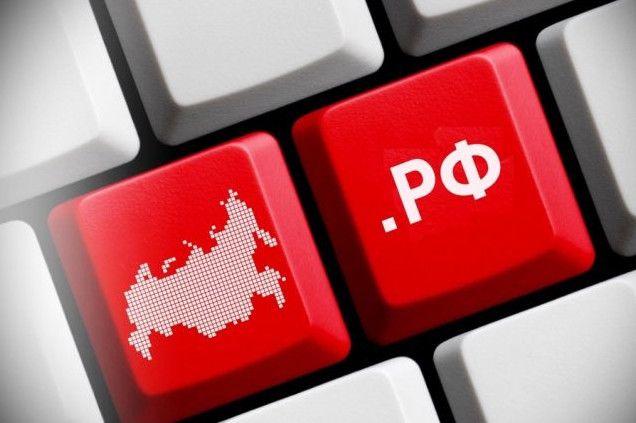 Кириллица в цене: сайты на .рф теперь стоят как iPhone. Рост цен — средняя стоимость домена .рф выросла с ₽52 тыс. в 2020 до ₽94 тыс. в 2024 +80% ; Статистика — зона .рф насчитывает 760 тыс. сайтов, из них 42% — полноценные ресурсы, 15% — редиректы на .ru; Рекорды — за 15 лет продано 1,7 тыс. премиальных доменов через «Руцентр», который обслуживает 175 тыс. .рф-адресов. Спрос на кириллические домены растет второй год подряд — бизнес ценит их за узнаваемость и доверие у русскоязычной аудитории данные «Руцентра» Когда бренд хочет быть ближе к клиенту — кириллица в адресной строке работает лучше рекламы — 70% трафика с таких доменов приходит от пользователей 45+, которые чаще вводят запросы на русском.