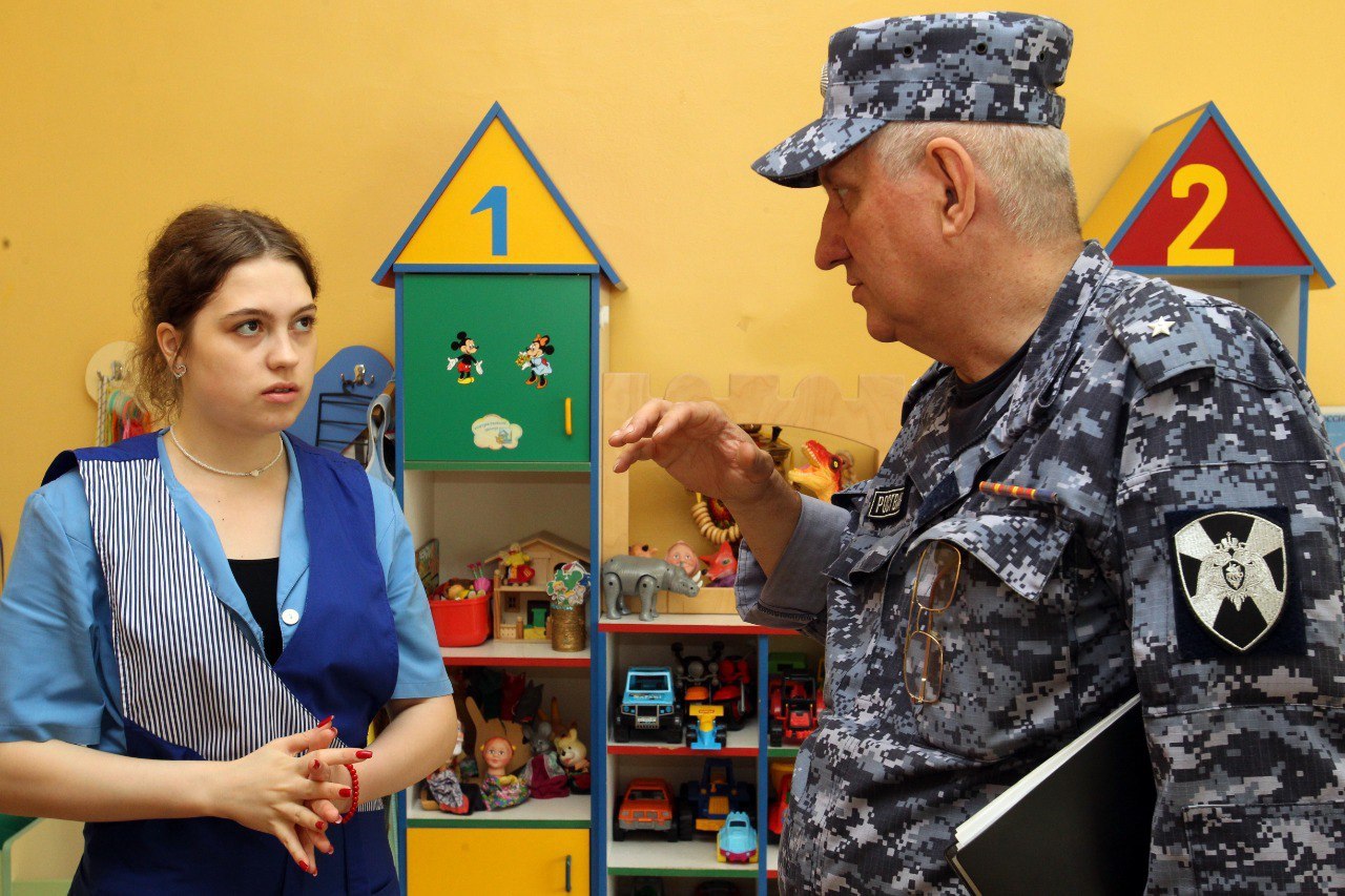 В Среднеуральске идет приемка образовательных учреждений к новому учебному году. Все детские сады полностью готовы встретить своих воспитанников осенью Комиссия по приемке образовательных организаций установила, что в детских садах города проведены косметические ремонты, заменены износившиеся элементы, обновлено оснащение помещений. Детский сад № 3 отремонтировал покрытие двора, спортзал и медицинские помещения. В саду № 9 обновили фасад, лестницы, группы и детскую мебель, а в д/с № 15 отремонтировали этажи, потолки и заменили сантехнику. Новый линолеум уложен в группах детского сада № 44, установлены противопожарные окна и двери в пищеблоке. Группы обновили и в саду № 39. В саду № 20 обустроили освещение, отремонтировали фасады и коридоры. Особенно масштабные работы проведены в детском саду № 18. Кроме ремонта групп и помещений пищеблока и прачечной, рабочие заменили электропроводку и видеонаблюдение. Пресс-служба администрации муниципального округа Среднеуральск Подписаться на «ОГ» Прислать новость Поддержать канал