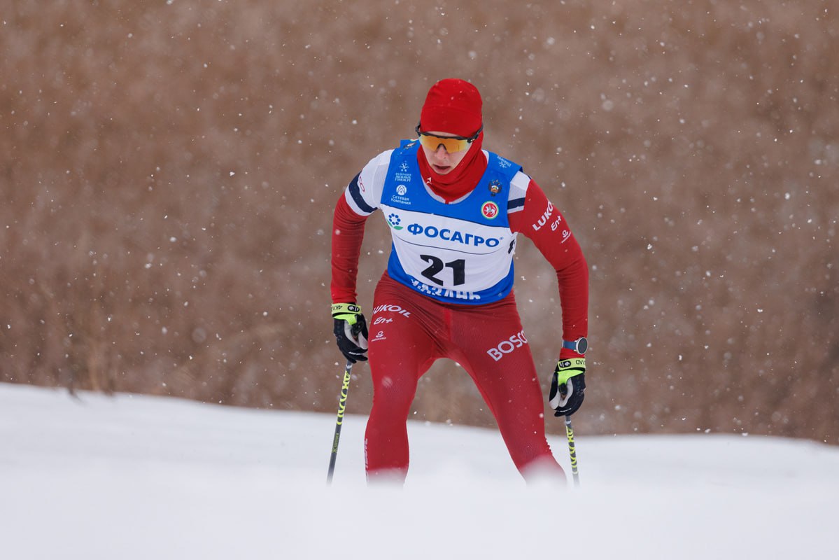 Лыжник Александр Бакуров после падения из за толчка трехкратного олимпийского чемпиона Александра Большунова получил травму ноги и может пропустить следующую гонку на этапе Кубка России в Кировске Об этом он рассказал Матч ТВ Не гнется нога Тяжело Похоже завтра не выйду на старт сказал Бакуров У Бакурова сильный ушиб мягких тканей На всякий случай съездит на УЗИ сообщила ТАСС глава Федерации лыжных гонок России ФЛГР Елена Вяльбе В воскресенье в Кировске у мужчин пройдет гонка классическим стилем на 15 км Global Look Press Подписаться на РБК Спорт