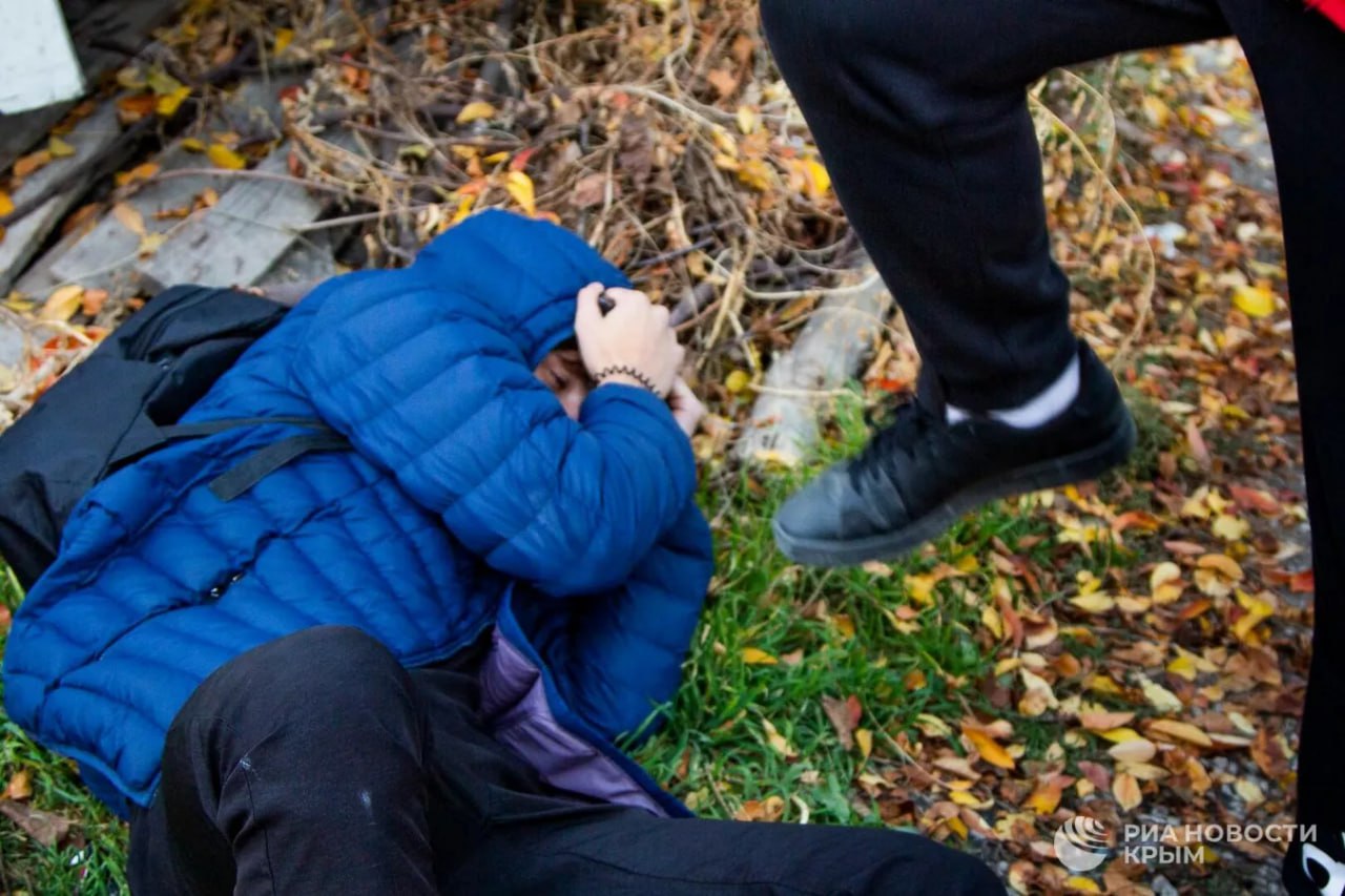 В Судаке группа подростков избила сверстника правоохранители начали проверку Информация об инциденте появилась в соцсетях Сообщается что 17 ноября ученика избили в школьном дворе Мальчика доставили в больницу с травмами головы и тела Ход проверки поставлен руководителем Главного следственного управления на личный контроль рассказали в региональном управлении СК Прокуратура выясняет все обстоятельства инцидента Семьи подростков на профилактических учетах не стоят добавили в ведомстве 0   Подписаться на РИА Новости Крым в Telegram MAX VK