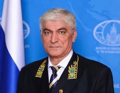 Россия рассчитывает подписать соглашение о безвизе с Замбией в ближайшее время Об этом заявил посол РФ в африканской стране Азим Ярахмедов Стороны выразили заинтересованность в заключении соглашения о безвизе Документ в данный момент находится на завершающем этапе согласования Мы рассчитываем что замбийская сторона в ближайшее время передаст российской стороне полностью готовое к подписанию соглашение сказал посол Ярахмедов заявил об обсуждении вопроса возобновления прямого авиасообщения между Москвой и Лусакой с замбийской стороной Посольство России оценивает что пассажирами таких рейсов могут стать около 1 тыс студентов из Замбии которые обучаются в РФ более 200 российских граждан проживающих в африканской стране а также около 150 человек в год в качестве туристов Вопрос возобновления прямого авиасообщения между двумя столицами обсуждался мною с министром транспорта и логистики Замбии Фрэнком Тайали сказал посол Африканская инициатива Telegram ВК Max