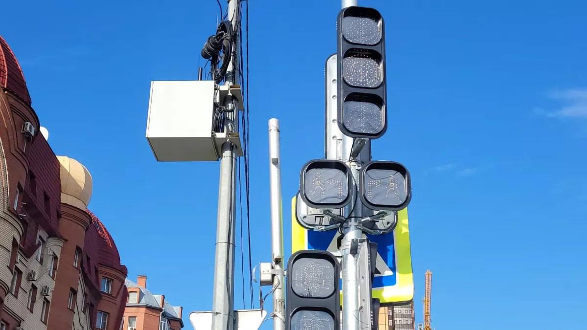 В Барнауле установят еще 13 "умных" светофоров 12 из них обновят на проспекте Красноармейском и еще один появится на пересечении проспекта Ленина и улицы Ползунова. Комитет по дорожному хозяйству и транспорту в настоящее время уже нашел подрядчика для установки оборудования умных светофоров, на которых будут размещаться современные дорожные контроллеры и детекторы транспорта. "Установка оборудования интеллектуальной транспортной системы позволит повысить пропускную способность дорог с учетом меняющихся пешеходных и транспортных потоков в зависимости от времени суток и погодных условий для минимизации возникновения заторовых ситуаций", – отметили в мэрии. При этом все периферийное оборудование подключат к интеллектуальной транспортной системе. На осуществление всех работ из федерального бюджета выделено 38,6 млн рублей. Работы должны быть выполнены до 30 сентября. Толк