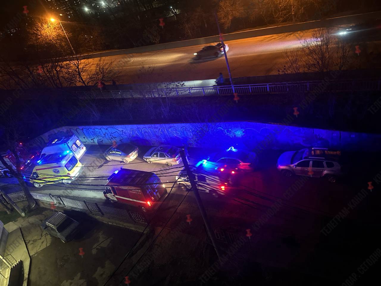 В Краснодаре при атаке беспилотников пострадал человек Один человек получил ранения при падении обломков БПЛА Пострадавшего госпитализировали с резаными травмами голени и бедра Сообщается что фрагменты беспилотника упали в частном секторе в районе ТЦ Меридиан На месте работают оперативные и специальные службы Ранее сообщалось что ещё один беспилотник упал рядом с гимназией Повреждены около десяти автомобилей наблюдался густой дым Официальная информация уточняется Краснодар Сегодня Телеграм замедляют оставайтесь на связи с нами в MAX max ru krd 00