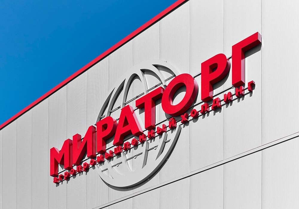 Крупнейший агрохолдинг жалуется на низкую рентабельность «Мираторг» сохранил лидерство по размеру земельного банка, однако рост цен ГСМ, СЗР, технику и ее обслуживание, а также дорогие кредиты мешают успешно развивать бизнес. Согласно последнему рейтингу BEFL, «Мираторг» увеличил свои площади с 1,22 млн до 1,38 млн гектаров. В топ-10 вошли также «Агрокомплекс» Ткачева, ГК «Продимекс», «Русагро», «ГАП Ресурс», ГК «ЭкоНива», «БИО-ТОН», Агрохолдинг «Степь», Группа «АГРОИНВЕСТ» и «Авангард Агро». Всего в новом списке 75 компаний, то есть на 2 меньше, чем в прошлом рейтинге, в совокупности они увеличили земельный банк на 0,5 млн гектаров до 19 млн гектаров. Первая десятка лидеров контролирует 41% от общей площади всех участников рейтинга. При этом «Мираторг» сообщает о падении чистой прибыли в 2024 году на 40%: это связано со значительным ростом стоимости денежно-кредитных ресурсов, в том числе по льготным инвестиционным и оборотным кредитам, а также ростом цен на сельхозтехнику и запчасти. Кроме того, резко выросли расходы на оплату труда — в расчете на килограмм продукции за последние 3 года они выросли на 50%. Еще один фактор снижения финансовых показателей — нападения ВСУ на предприятия «Мираторга». Ранее холдинг закрыл сразу пять ферм в Брянской области — большую часть животных пришлось забить. В марте в результате падения обломков БПЛА на территории дистрибьютерского центра компании в Домодедово погибли сотрудники компании, повреждения получили более 40 автомобилей. Очередная атака случилась 22-23 апреля в Брянской области: пострадавших нет, однако были повреждены помещение КПП и несколько транспортных средств. Тем временем единственными миллиардерами от российского агробизнеса в очередном рейтинге Forbes стали основатели «Мираторга» братья Линники — их состояние оценивается в $1,3 млрд.