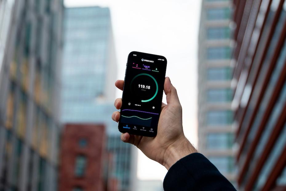 Минцифры отдало мобильным операторам частоты, подходящие для 5G-сетей Речь идет о диапазонах 703–733 и 758–788 МГц. Минцифры безвозмездно выделило их операторам из ООО «Новые цифровые решения» — это МТС, Мегафон, «Билайн» и «Ростелеком». Ранее они уже боролись с «телевизионщиками» за эти частоты, так как они подходят для развертывания сетей 5G. Однако ТВ-каналы запросили у операторов «выкуп» за них в размере 150 млрд рублей. Говорили, что сумма завышена в десятки раз. Теперь же мобильные операторы до 31 декабря должны будут предоставить план-график экспериментальных работ; одной из целей будет выявить сценарии, когдателекоммуникационное оборудование не создаёт помех телевидению на смежных частотах. Но есть два нюанса: развертывать будут сети не 5G, а пока только LTE; а еще операторам пока запрещено извлекать выгоду из новых частот. Сами они считают, что шансы на коммерческое использование этих диапазонов в будущем выросли.