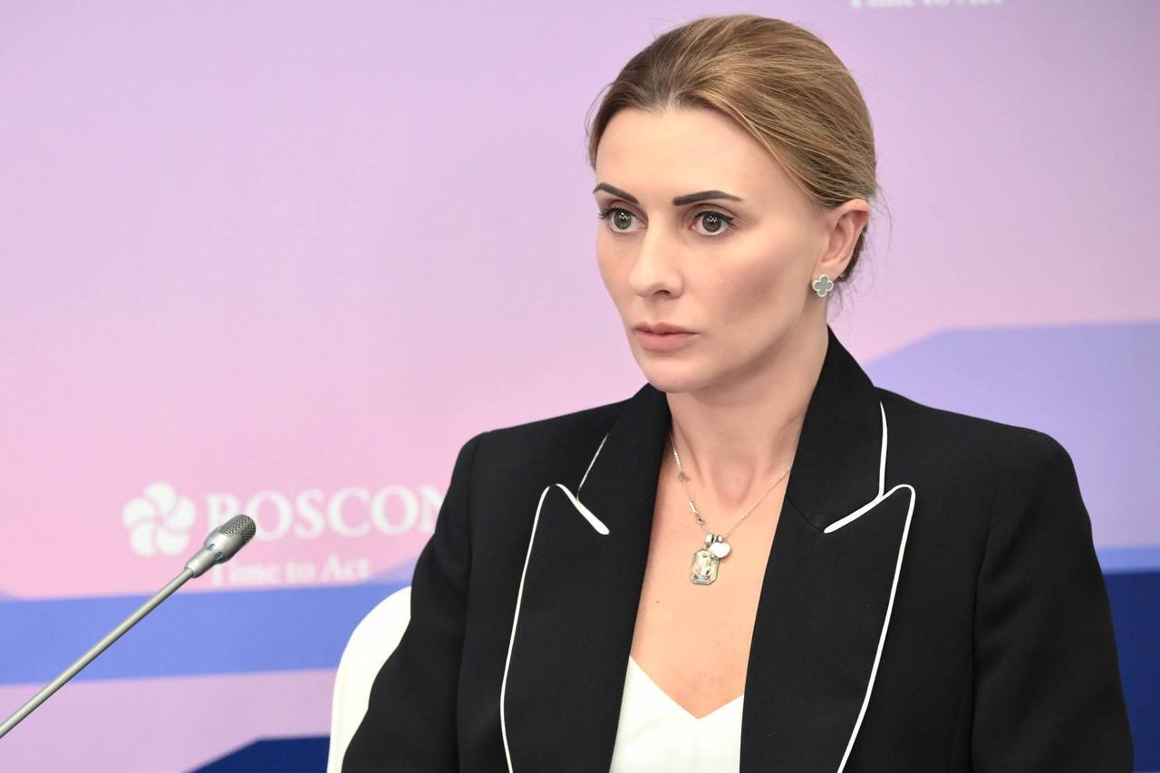 Бизнесу нужно развивать креатив не событийно а системно заявила старший вице президент ПСБ Вера Подгузова на Восточном экономическом форуме Для этого компаниям следует уделять внимание формированию маркетинговой стратегии Мы стоим на пороге новой экономики с большой долей креатива не только в творческих отраслях таких как кинематограф мультипликация дизайн или мода но и в ИТ и в промышленности Развитие творческих индустрий и интеграция креативных решений в традиционные отрасли это точка роста для страны поэтому необходимо вести системную работу по учету креативной составляющей в разных секторах экономики Это будет способствовать привлечению в регионы инвестиций и туристических потоков а также обеспечит поддержку малого и среднего бизнеса сделав продукцию и услуги более привлекательными добавила Вера Подгузова Она привела в пример конкурс растущих российских брендов Знай наших который банк запустил для поддержки малого и среднего бизнеса Мы отобрали 10 компаний из ДНР ЛНР Херсонской и Запорожской областей и организуем для них поездку в Китайскую Народную Республику в составе российской делегации предпринимателей чтобы они могли представить свою продукцию на ЭКСПО в Шанхае В Дальневосточном федеральном округе ПСБ планирует активно поддерживать креативных предпринимателей с помощью экосистемы ПСБ Креативный поток Договоренность об этом достигнута на полях Восточного экономического форума с Корпорацией развития Дальнего Востока и Арктики