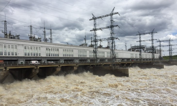 Приток воды в Камское водохранилище превысил среднегодовой максимум Накануне приток воды в Камское водохранилище достиг 10800 куб. м/с - это выше среднегодового максимума. В последний раз значения выше этого фиксировались в 2022 и 2020 годах, сообщает ГИС-центр ПГНИУ. С учетом дождей, которые ожидаются в ближайшие дни, значительный приток воды сохранится в течение всей второй декады. Соответственно, будет увеличиваться сброс воды в нижний бьеф. >