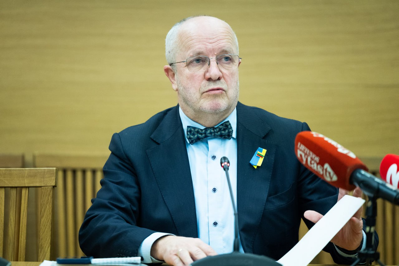 В Литве инициативу вотума недоверия спикеру Сейма поддержали 34 депутата Документ подписали представители оппозиционных фракций Сейма консерваторы либералы и демократы Оппозиция считает что предложение спикера парламента Юозаса Олекаса назначить своего коллегу по партии Юлюса Сабатаускаса судьей Конституционного Суда противоречит Конституции Также оппозиция раскритиковала отбор кандидатов в омбудсмены Сейма Спикер Сейма не демонстрирует намерения добиваться консенсуса между фракциями он не обсуждал предложенных им кандидатов с представителями всех фракций Сейма и другие важные для государства вопросы требующие для их решения более широкого консенсуса не обсуждаются с фракциями Сейма говорится в заявлении оппозиции Согласно уставу предложение об увольнении должно быть рассмотрено если такое ходатайство подано в письменной форме с обоснованием не менее чем одной пятой то есть не менее чем 29 из 141 членов Сейма Должностное лицо увольняется если более половины всех парламентариев проголосуют за это решение тайным голосованием Подписывайтесь на Выборный в МАХ