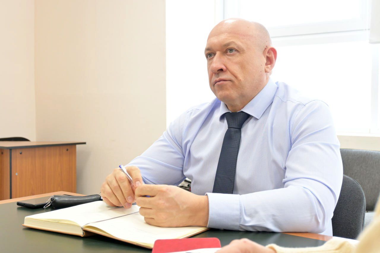 Глава Курильского муниципального округа Константин Истомин проведёт встречу с жителями села Горное. Об этом он сообщил на своей странице в Телеграм-канале. «Завтра, 24 июня, в 17:00 приглашаю вас на встречу, где мы обсудим вопросы благоустройства села и другие темы. Встреча пройдет на площадке рядом с ДОС № 4. Приём по личным вопросам и обращениям проведу в кабинете администрации села. Буду рад услышать ваши мнения и предложения, а также лично ответить на все интересующие вас вопросы. На встрече также будут присутствовать мои коллеги, к которым вы сможете обратиться по различным вопросам», – написал глава. Фото с ТГ администрации округа