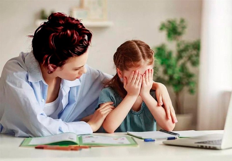 С сентября 2026 года в Узбекистане введут административную ответственность для работников сфер образования здравоохранения и социальной защиты за сокрытие известных им фактов насилия в отношении несовершеннолетних Это предусмотрено указом президента Шавката Мирзиёева от 24 декабря Требование распространяется на сотрудников профильных организаций независимо от формы их собственности Это означает что под санкции могут попасть работники как государственных так и частных школ клиник и социальных служб Указ предписывает МВД Генпрокуратуре и Минюсту в трехмесячный срок разработать соответствующие поправки в законодательство Помимо этого с 1 сентября 2026 года детям ставшим жертвами или свидетелями насилия будет предоставляться бесплатная юридическая помощь за счет государства Подробнее на нашем сайте Актуальные новости из Центральной Азии fergananews