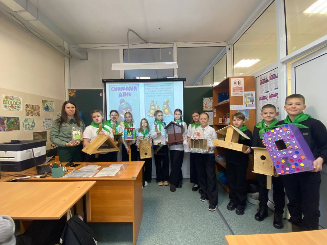 В преддверии Синичкиного дня для учащихся 5 в СОШ N5 госинспектором Алданского комитета государственного экологического надзора Марией Макаровой проведен экоурок Также зеленые пионеры смастерили своими руками кормушки для зимующих птиц поможемзимующимптицам