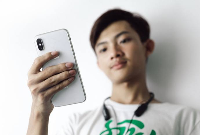 Семья в Улан Удэ осталась без тысячных валютных накоплений из за сына   Молодой парень попав под влияние аферистов вынес из родительской квартиры свыше 1 6 млн рублей и отдал их в руки сотрудникам Росфинмониторинга В начале декабря прошлого года студент получил звонок от человека представившегося сотрудником маркетплейса Звонивший назвав полные данные отца потерпевшего сообщил о посылке и запросил код из SMS для её получения С ним на связи были сотрудники Госуслуг Росфинмониторинга убедившие парня в том что личный кабинет взломан Под угрозой ответственности ему запретили сообщать о происходящем кому бы то ни было включая родителей Немногим погодя под видом сотрудницы Росфинмониторинга к нему домой приехала девушка и молодой человек передал ей пакет с валютой После этого связь с мошенниками сразу прекратилась Подробнее читайте на сайте