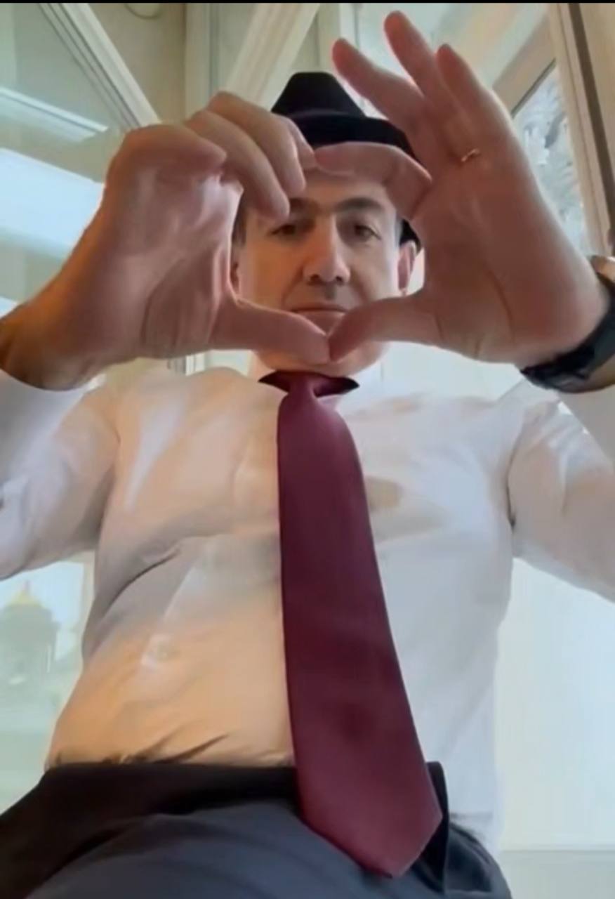 Пашинян в Петербурге сделал селфи на фоне Исаакиевского собора под кавер группы UMA2RMAN на песню Газманова Он прибыл в Санкт Петербург для участия в саммите ЕАЭС Прямой эфир Наш MAX