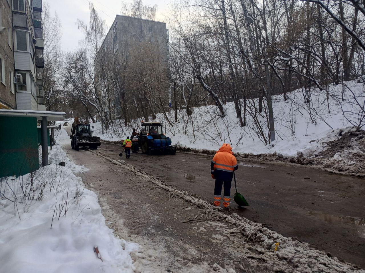 В Перми на улице Самолётной определили место повреждения трубы. К текущему моменту на месте работает спецтехника, воду откачали. Продолжаются восстановительные работы.  «Провели раскопку, выявили место повреждения, сейчас продолжают раскопку, чтобы определить протяженность участка трубы, который нужно заменить»,- поделились в пресс-службе «Новогора».  Автоцистерна с водой расположена возле дома 32 на Ул. Самолетная.  Источник    ЧП Пермь    Прислать новость